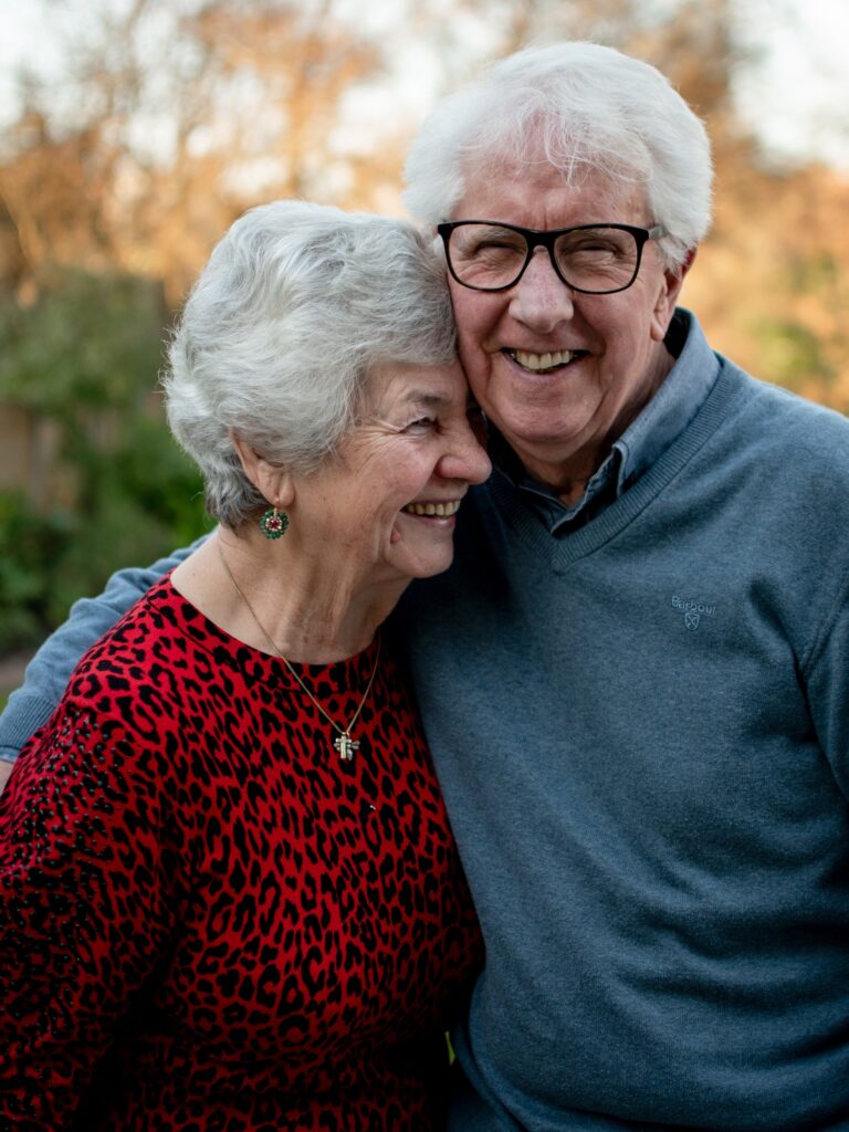 old couple creating free legal will that can also be downloaded and printed on canadawills